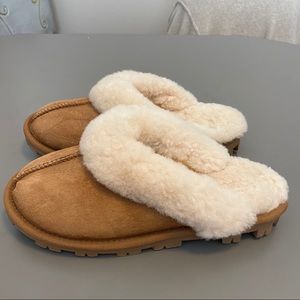 NWOT Kirkland shearling slippers tan size 7.